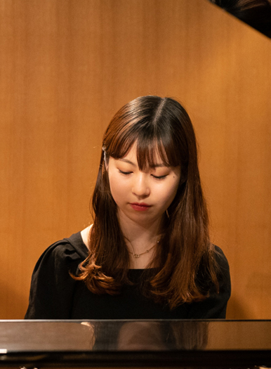 そっと寄り添い、応援するピアニスト